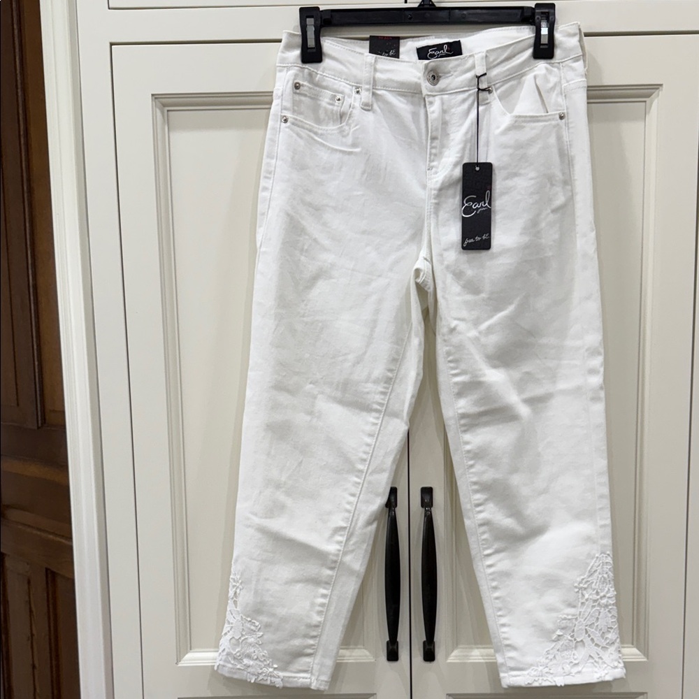 Earl Jeans White Cropped Jeans with Lace Embroidery. Womens size 6. - Picture 3 of 16